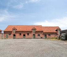 Te renoveren hoeve met landbouwgrond te koop in Wervik!