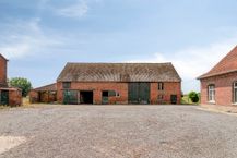 Te renoveren hoeve met landbouwgrond te koop in Wervik! 