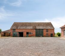 Te renoveren hoeve met landbouwgrond te koop in Wervik!