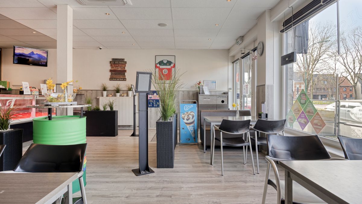Herenhuis met handelszaak te koop in Kaprijke