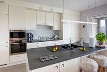 Maison moderne avec grand jardin et tout confort dans un emplacement privilégié