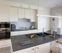 Maison moderne avec grand jardin et tout confort dans un emplacement privilégié