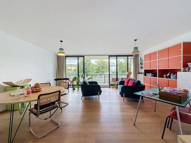 Lichtrijk twee-slaapkamerappartement met terras in Gent
