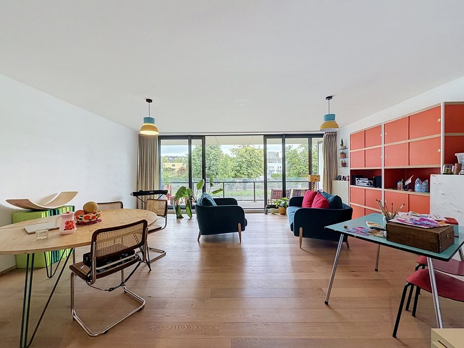 Lichtrijk twee-slaapkamerappartement met terras in Gent