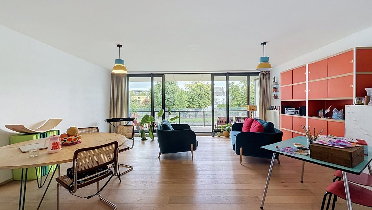 Lichtrijk twee-slaapkamerappartement met terras in Gent