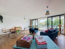 Lichtrijk twee-slaapkamerappartement met terras in Gent