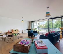 Lichtrijk twee-slaapkamerappartement met terras in Gent