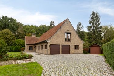 Royale villa met privatief bos en enorm potentieel in Aalter
