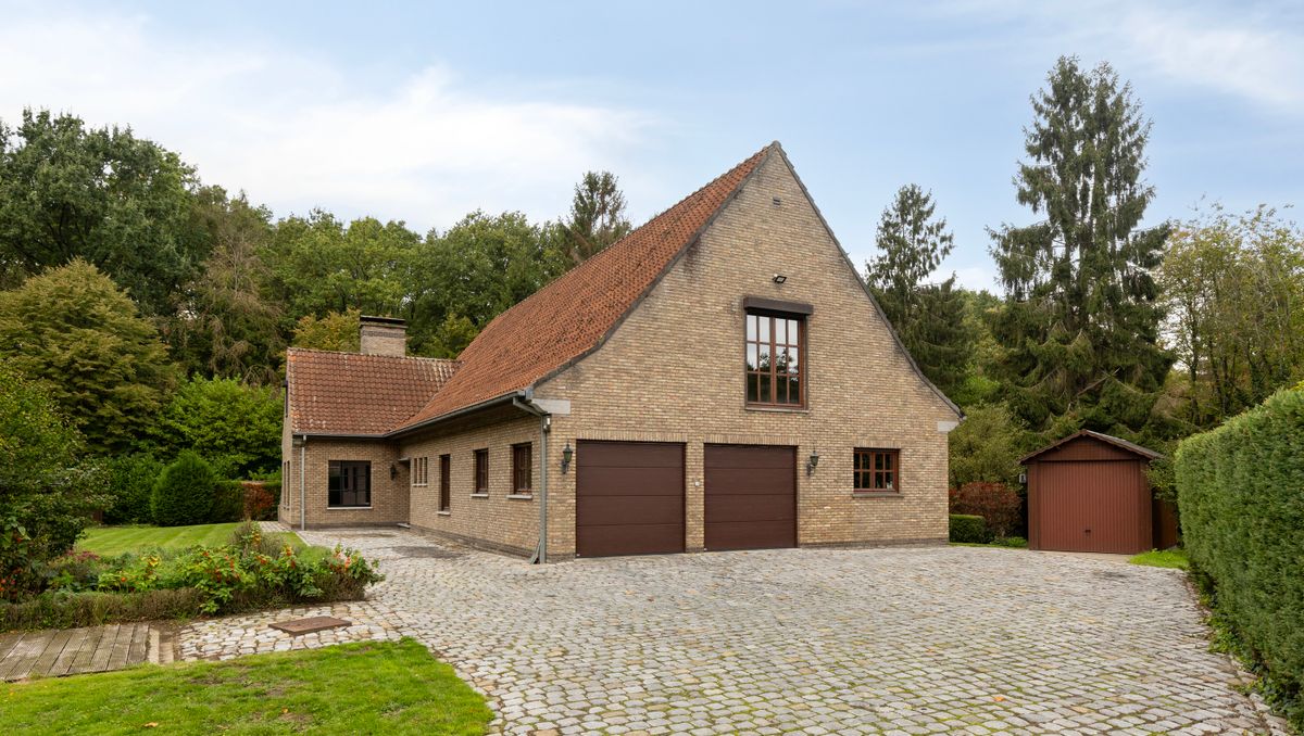 Royale villa met privatief bos en enorm potentieel in Aalter