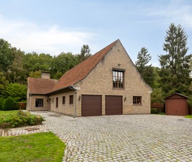 Royale villa met privatief bos en enorm potentieel in Aalter