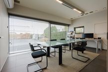 Instapklaar kantoor met magazijn te koop in Waregem