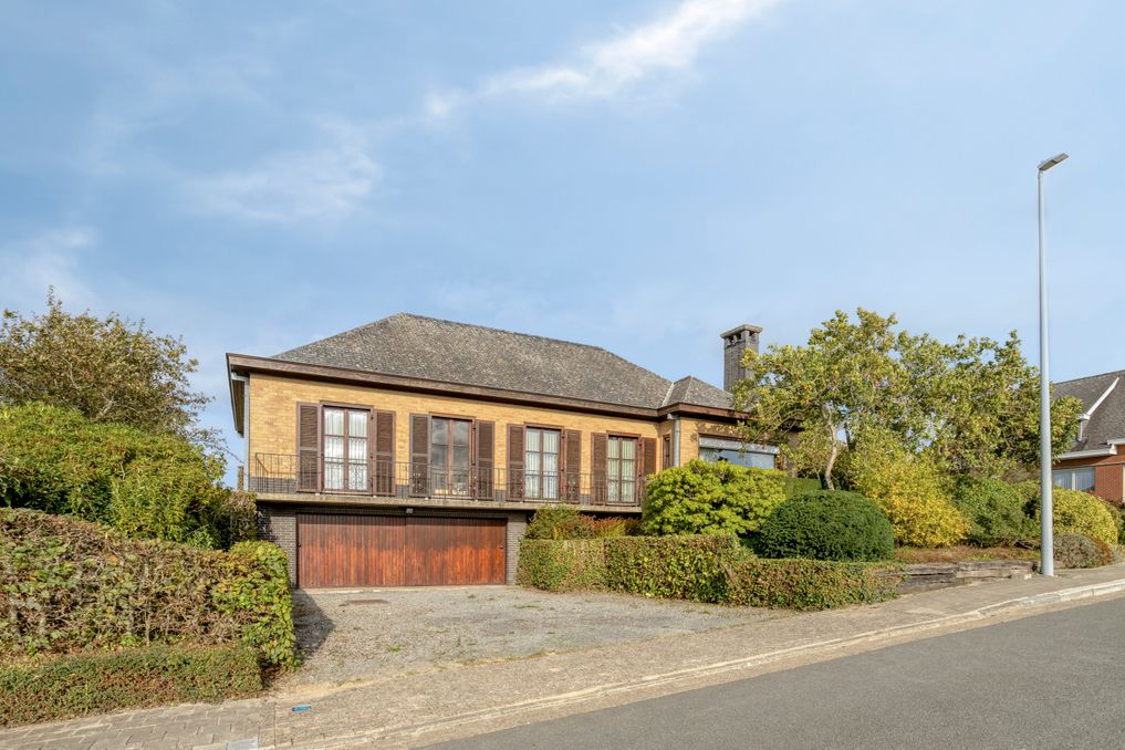 Ruime statige woning met mogelijkheden te koop in Deerlijk
