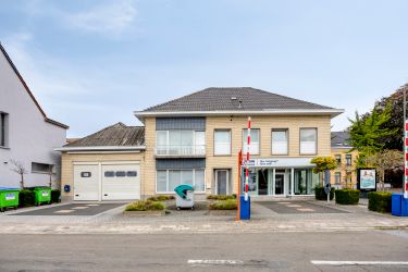 Veelzijdig eigendom met ruime woning, handelspand en magazijn