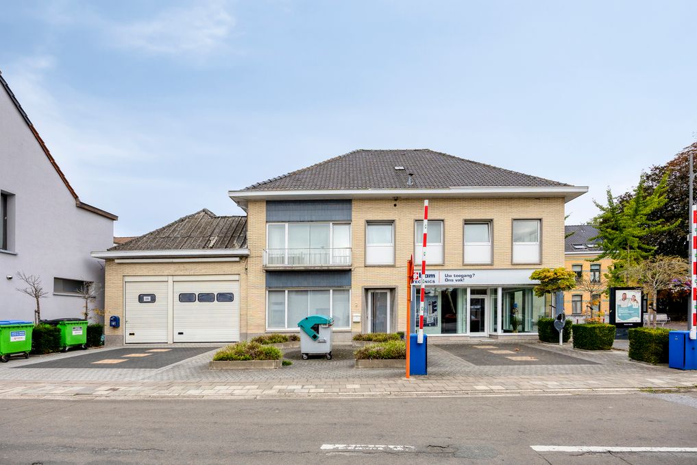 Veelzijdig eigendom met ruime woning, handelspand en magazijn