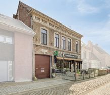 Herenhuis met handelszaak te koop in Kaprijke