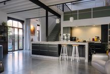 Gerenoveerde woning met authentieke elementen en magazijn