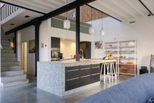 Gerenoveerde woning met authentieke elementen en magazijn