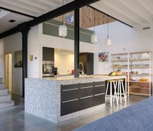 Gerenoveerde woning met authentieke elementen en magazijn
