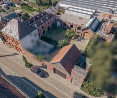 Gerenoveerde woning met authentieke elementen en magazijn