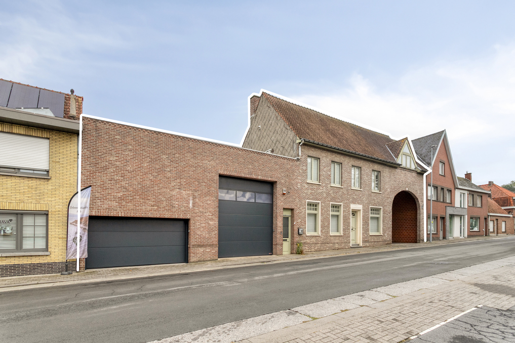Magazijn van ca. 1.285 m² met woning te koop in Bellegem