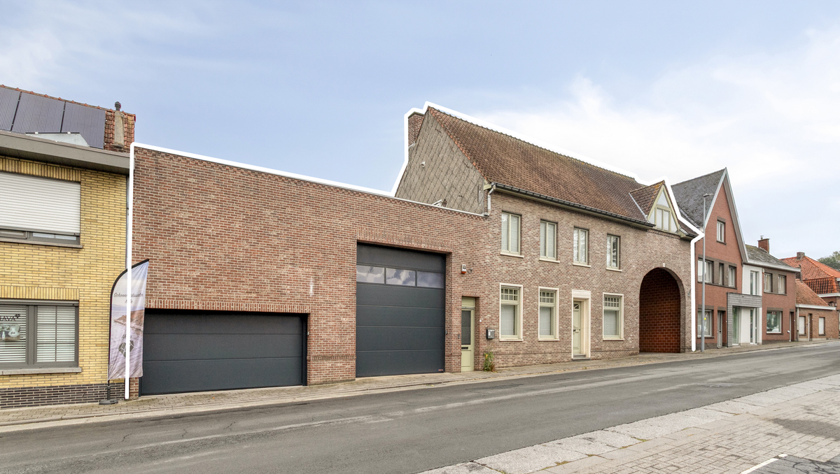 Magazijn van ca. 1.285 m² met woning te koop in Bellegem