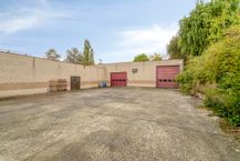 Magazijn van ca. 1.285 m² met woning te koop in Bellegem