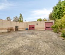 Magazijn van ca. 1.285 m² met woning te koop in Bellegem