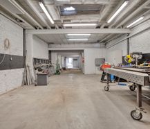 Magazijn met tuin te koop in Hemiksem