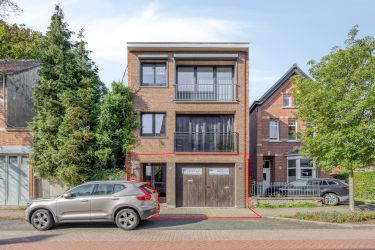Magazijn met tuin te koop in Hemiksem