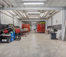 Magazijn met tuin te koop in Hemiksem