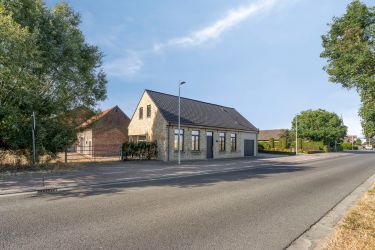 Alleenstaand huis te koop in Vleteren met weide en bijgebouw
