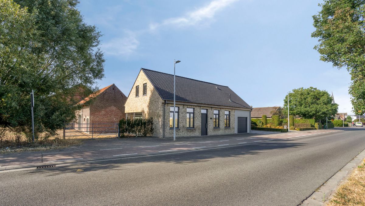 Alleenstaand huis te koop in Vleteren met weide en bijgebouw