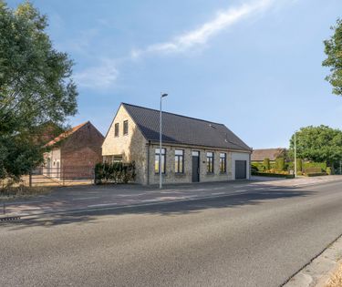 Alleenstaand huis te koop in Vleteren met weide en bijgebouw