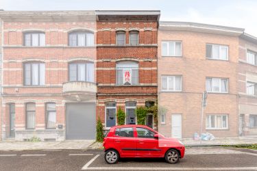 Te renoveren huis (175m²) in Deurne met terras 