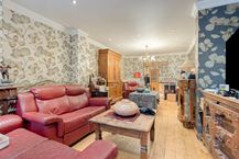 Te renoveren huis (175m²) in Deurne met terras 