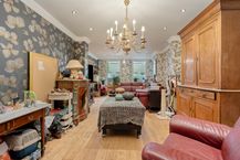 Te renoveren huis (175m²) in Deurne met terras 