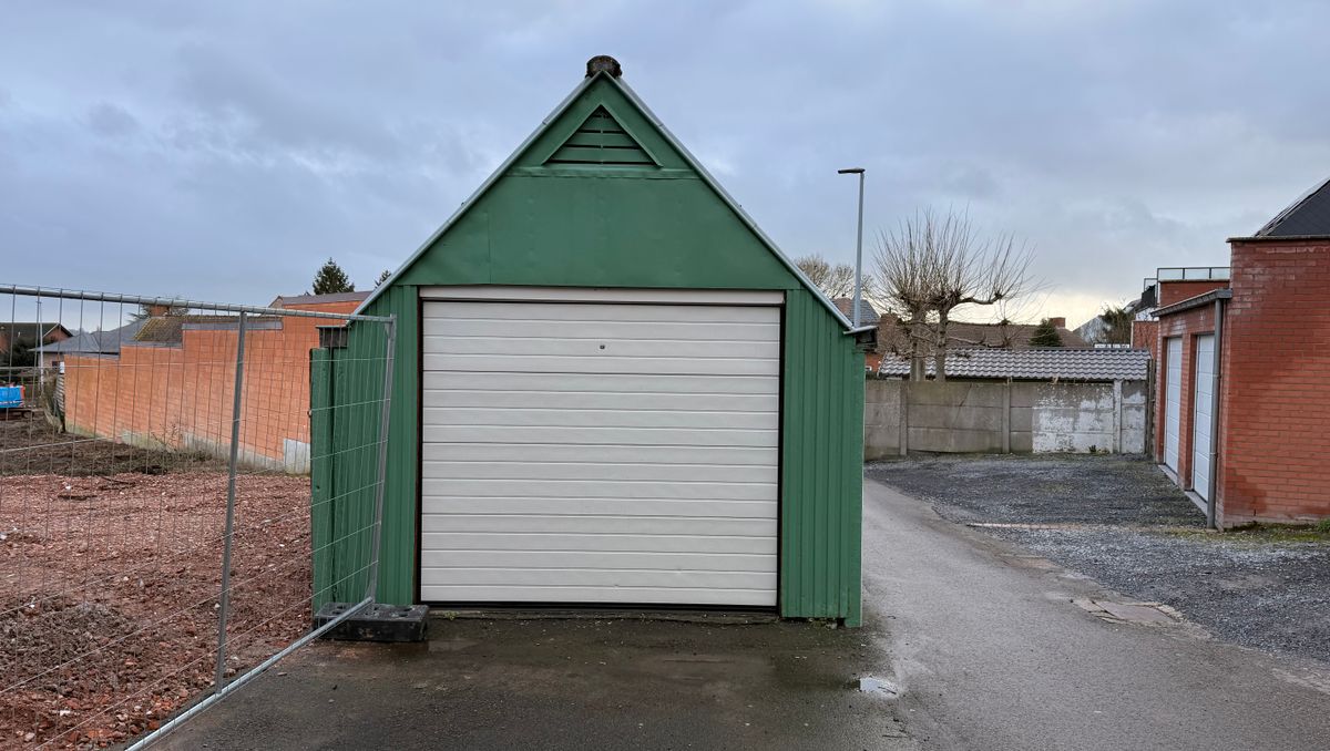 Ruime garagebox te koop in Beselare