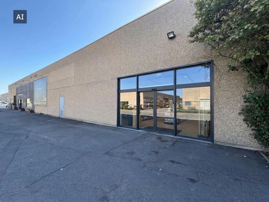 Entrepôt/local commercial de 550 m² dans un emplacement privilégié à Harelbeke