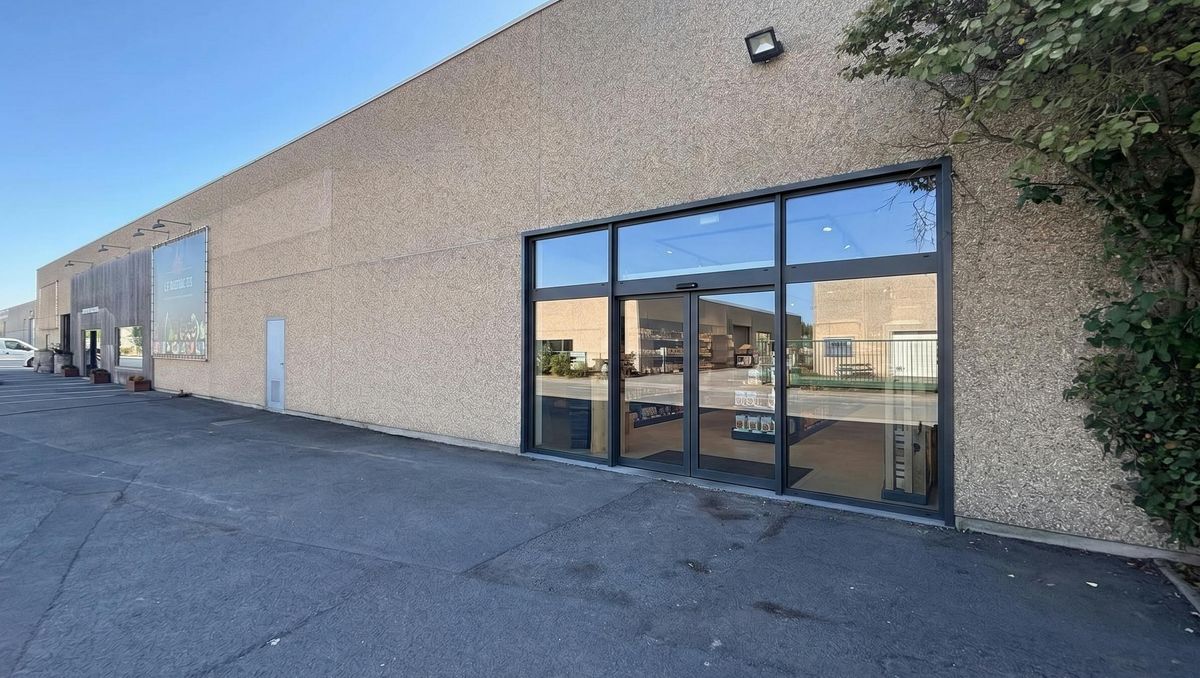 Entrepôt/local commercial de 550 m² dans un emplacement privilégié à Harelbeke
