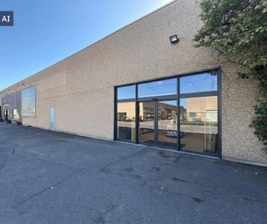 Entrepôt/local commercial de 550 m² dans un emplacement privilégié à Harelbeke