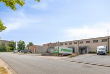 Kantoren (1.832m²) met logistieke unit (1.903m²) te koop in Brugge.
