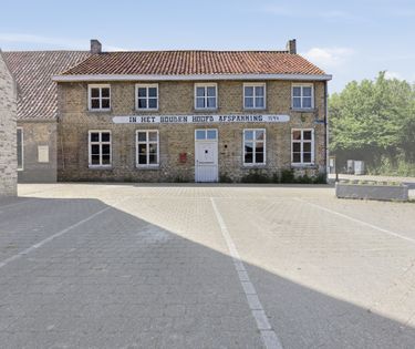 Karaktervolle renovatiewoning met veel potentieel.