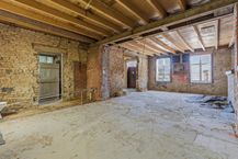 Karaktervolle renovatiewoning met veel potentieel.