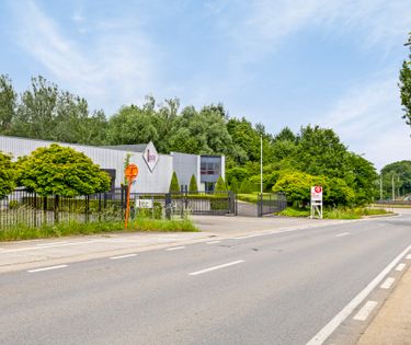 Entrepôt (1 800 m²) à louer dans la zone industrielle de Webbekom