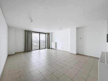 Molenbeek - Spacious studio for rent on the 12th floor