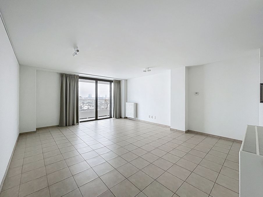 Molenbeek - Spacious studio for rent on the 12th floor
