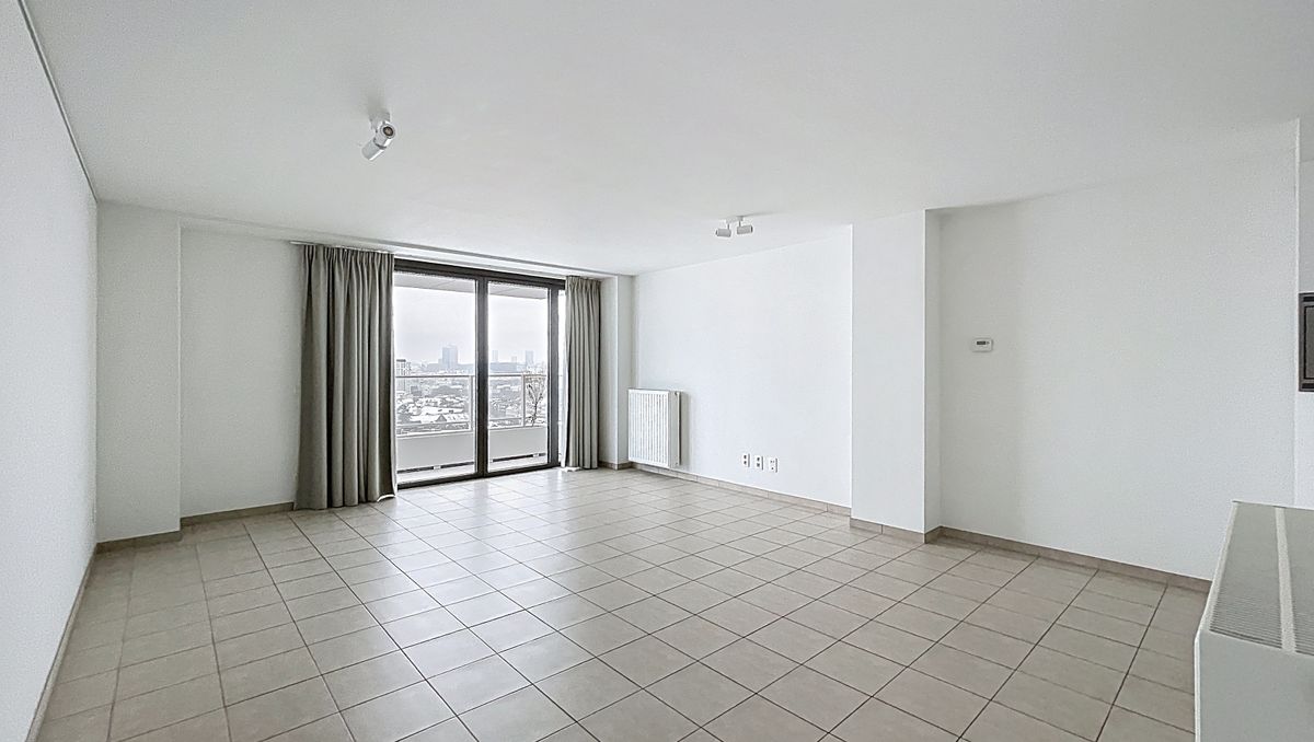 Molenbeek - Spacious studio for rent on the 12th floor