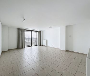 Molenbeek - Spacious studio for rent on the 12th floor