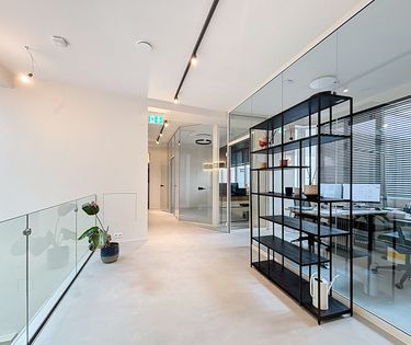 Modern spacious office - 170m² + 4 parkings