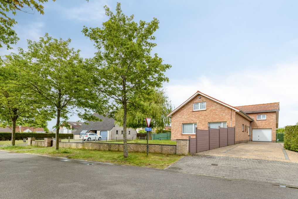Single storey villa with spacious garden on a plot of 2113m²